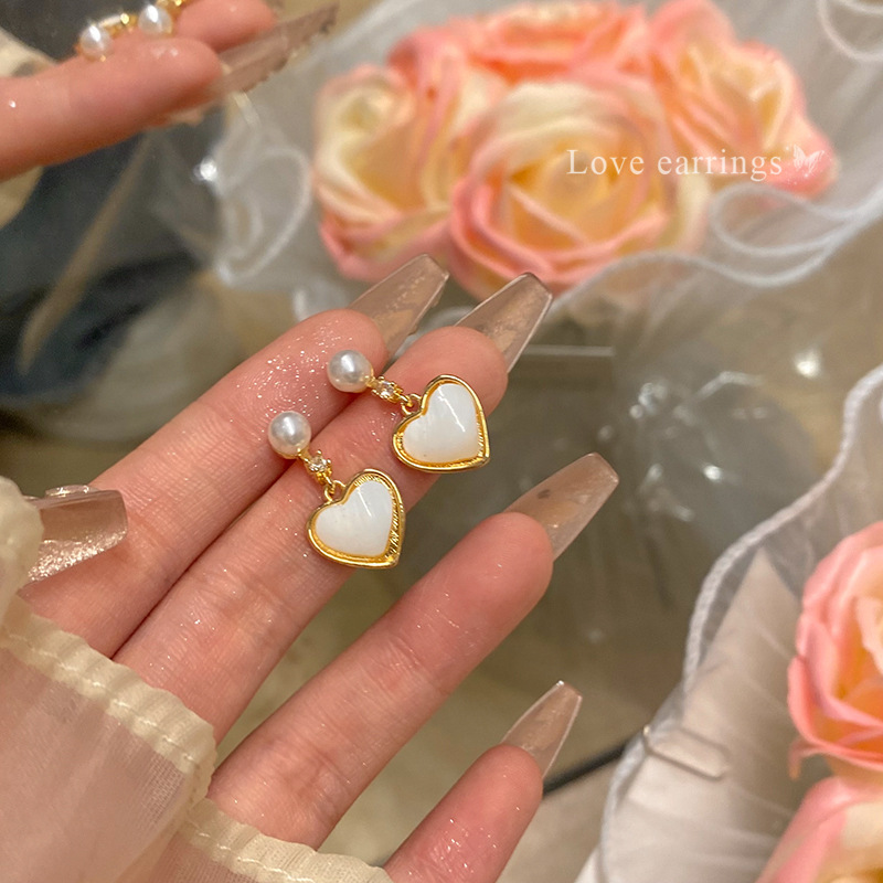 925 Silver needle pearl heart-shaped earrings for women in an ins style, sweet and versatile, heart-shaped stud earrings, high-end and elegant earrings wholesale details Picture