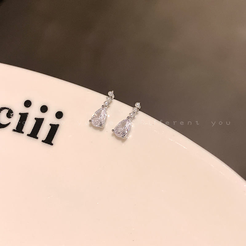Light luxury zircon teardrop earrings for women, high-end Korean style, small and exquisite earrings, niche design sense, best-selling earrings Application Scenario