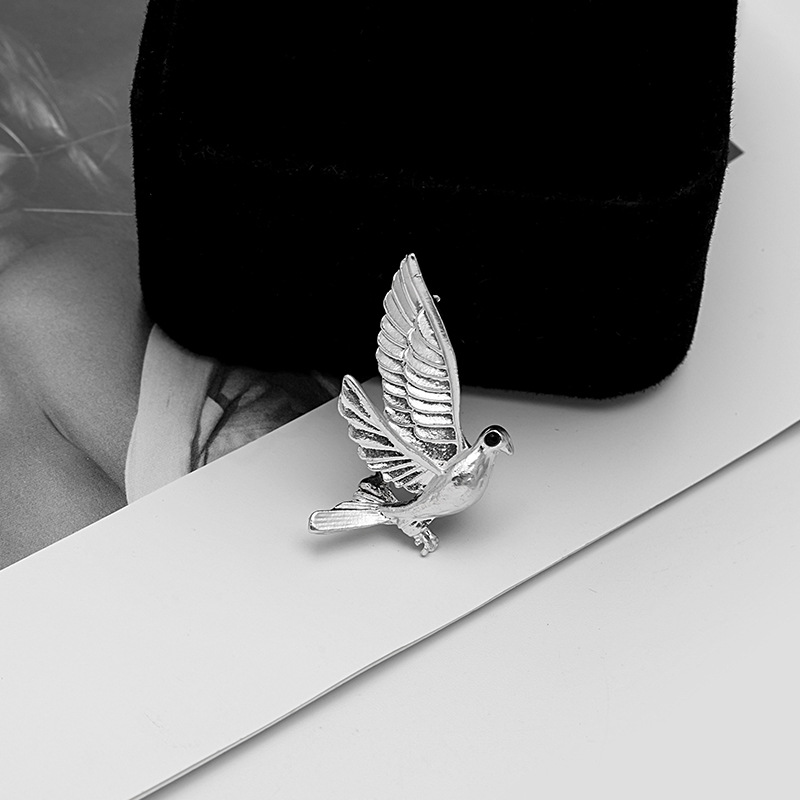 European and American versatile animal brooches, fashionable peace dove pins, simple and retro bird collar brooches and corsages Application Scenario