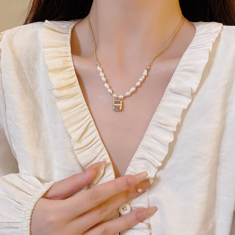 Light luxury and high-end pink zircon square titanium steel necklace, fashionable and versatile, elegant pearl collarbone chain necklace wholesale details Picture