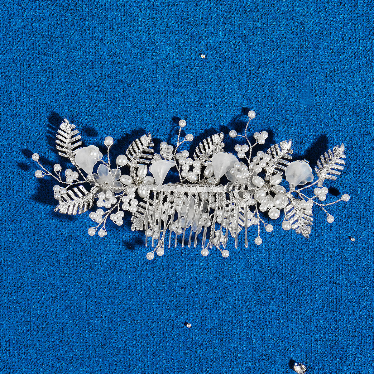 Bride's hair accessory, handcrafted pearl comb, Xiuhe wedding dress, headwear, new Chinese-style alloy diamond-encrusted flower hair comb Application Scenario