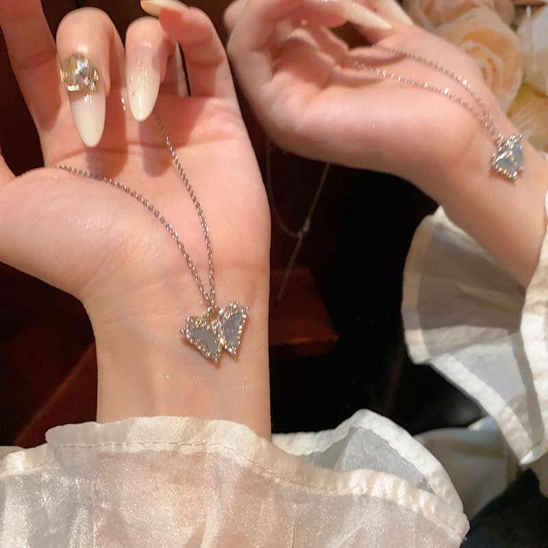 Ice crystal butterfly pendant necklace, a cold and elegant female style with a high-end diamond-encrusted collarbone chain, a versatile and stylish necklace accessory wholesale Specification drawing