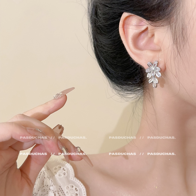 Light luxury thousand-gold style ~ Exquisite water diamond flower earrings 2025 Summer new style, high-end, elegant and grand earrings for women Application Scenario