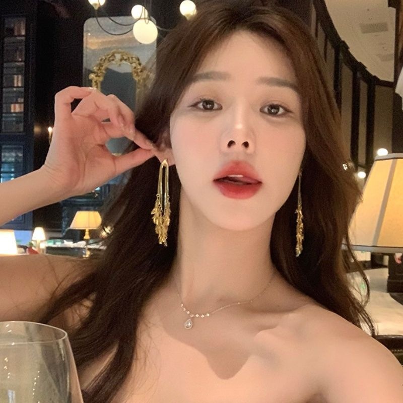 The light luxury long wheat ear tassel earrings exude a sense of sophistication for women. The golden long earrings are a unique and fashionable accessory that exudes the charm of Internet celebrities details Picture