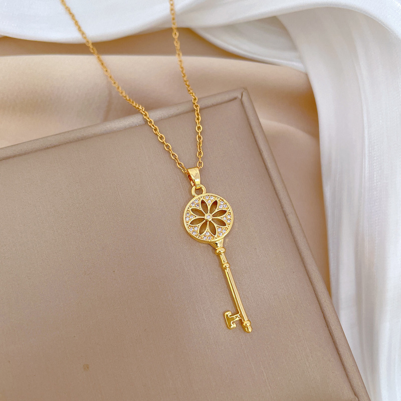 【 Titanium Steel 】 Sunflower key, light luxury and elegant, full diamond necklace, versatile for women, collarbone chain, titanium steel chain Application Scenario