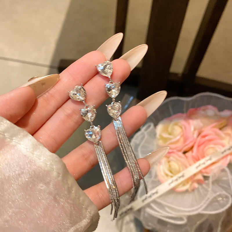 Long heart-shaped sparkling diamond tassel stud earrings for women, light luxury, versatile and high-end style earrings, elegant and slimming face, internet-famous earrings full figure