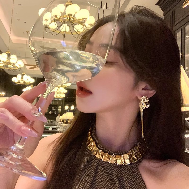 Moonlit night gilded metallic petal tassel earrings, high-end and elegant earrings for women, grand and unique stud earrings paired with evening gowns Application Scenario