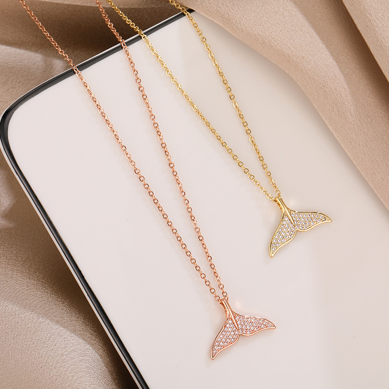 Fashionable gold-plated full diamond fishtail pendant titanium steel necklace, feminine elegance, luxurious design sense, Internet celebrity collarbone chain wholesale full figure