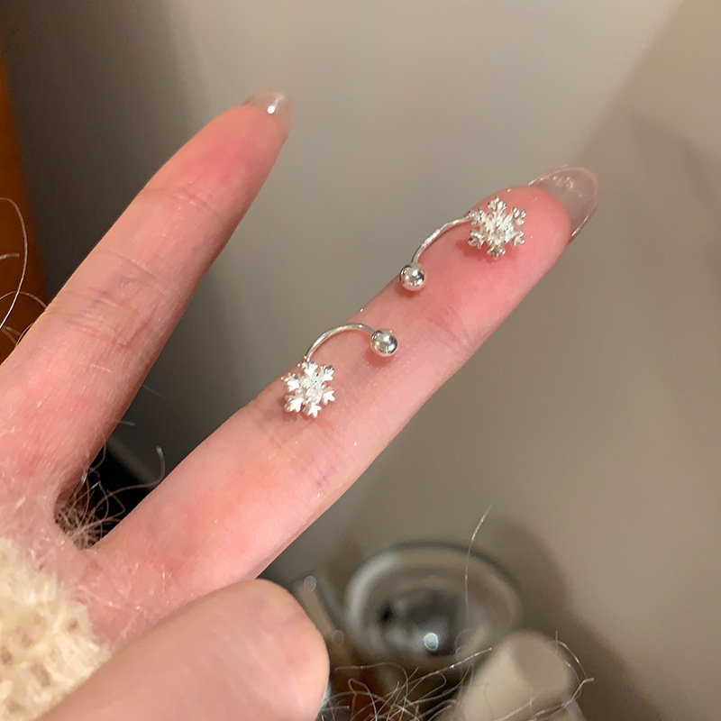 S925 Silver Needle Christmas Snowflake Stud Earrings for women, autumn and winter, elegant and high-end style, no need to remove earrings while sleeping, atmosphere, internet-famous earrings Application Scenario