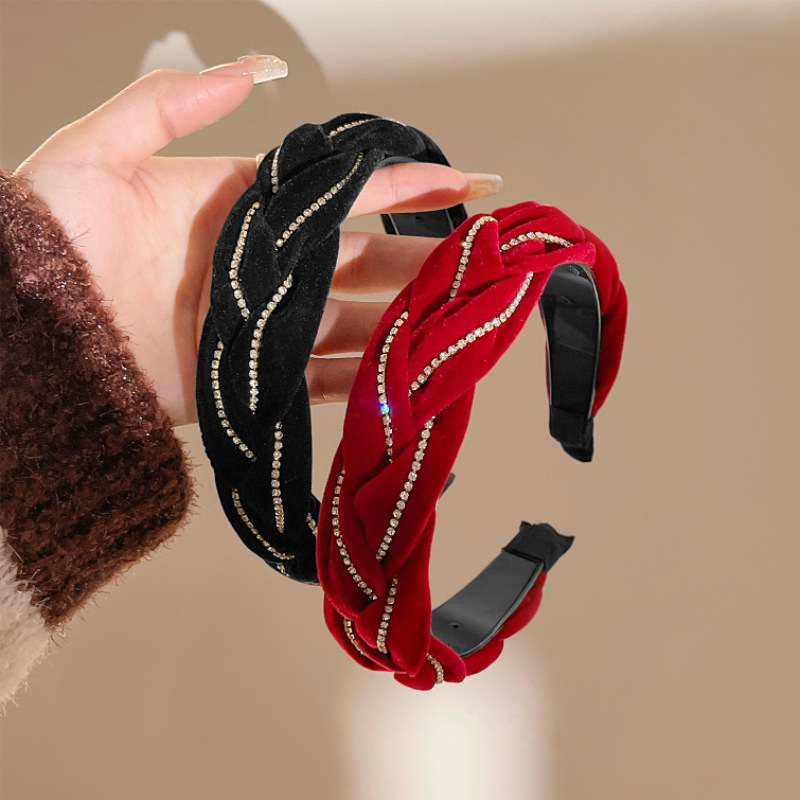 This trendy retro rhinestone velvet braid headband exudes a French high-end vibe. It features a wide-brimmed headband with a high top of the head and small hair accessories that accentuate the face full figure