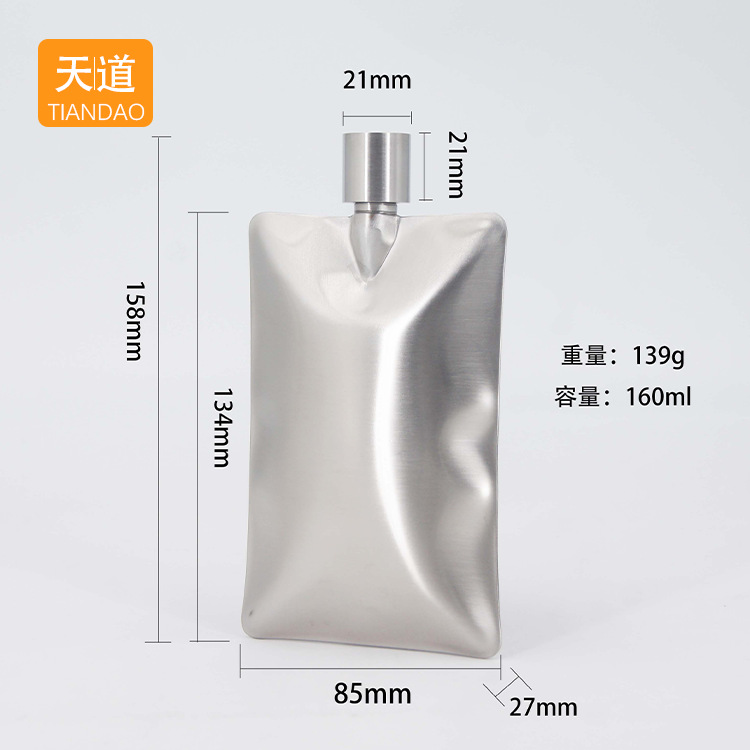 A variety of popular cross-border stainless steel wine jugs are available for selection. Portable outdoor travel and camping metal wine jugs are also available details Picture