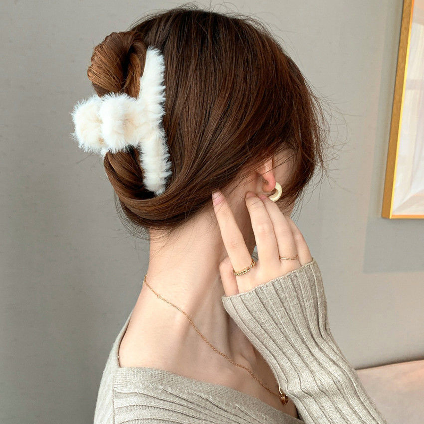The back of the head of the furry hair clip is a large autumn and winter hair root clip, a hair clip, a headwear, and a popular shark Application Scenario