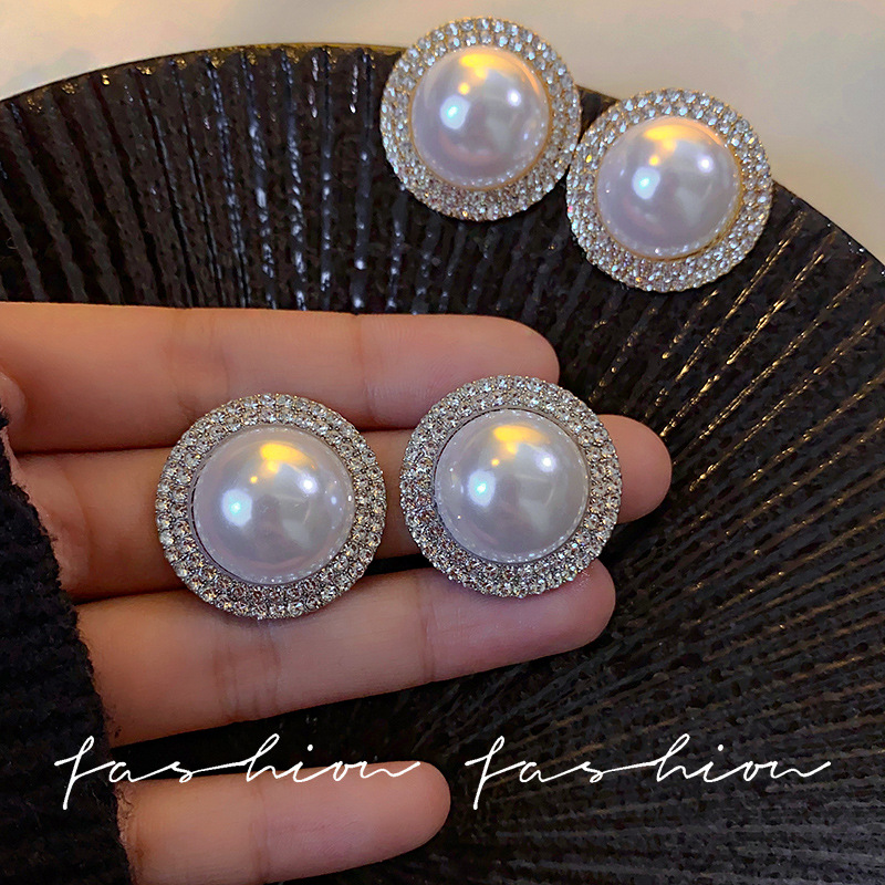High-end pearl large earrings, French retro style, internet-famous stud earrings, 2025 bestseller, niche and exaggerated earrings for women full figure