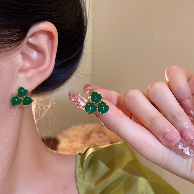 Exquisite green heart-shaped stud earrings for women, sweet forest-themed, fresh and delicate flower earrings, versatile and elegant, high-end earrings details Picture