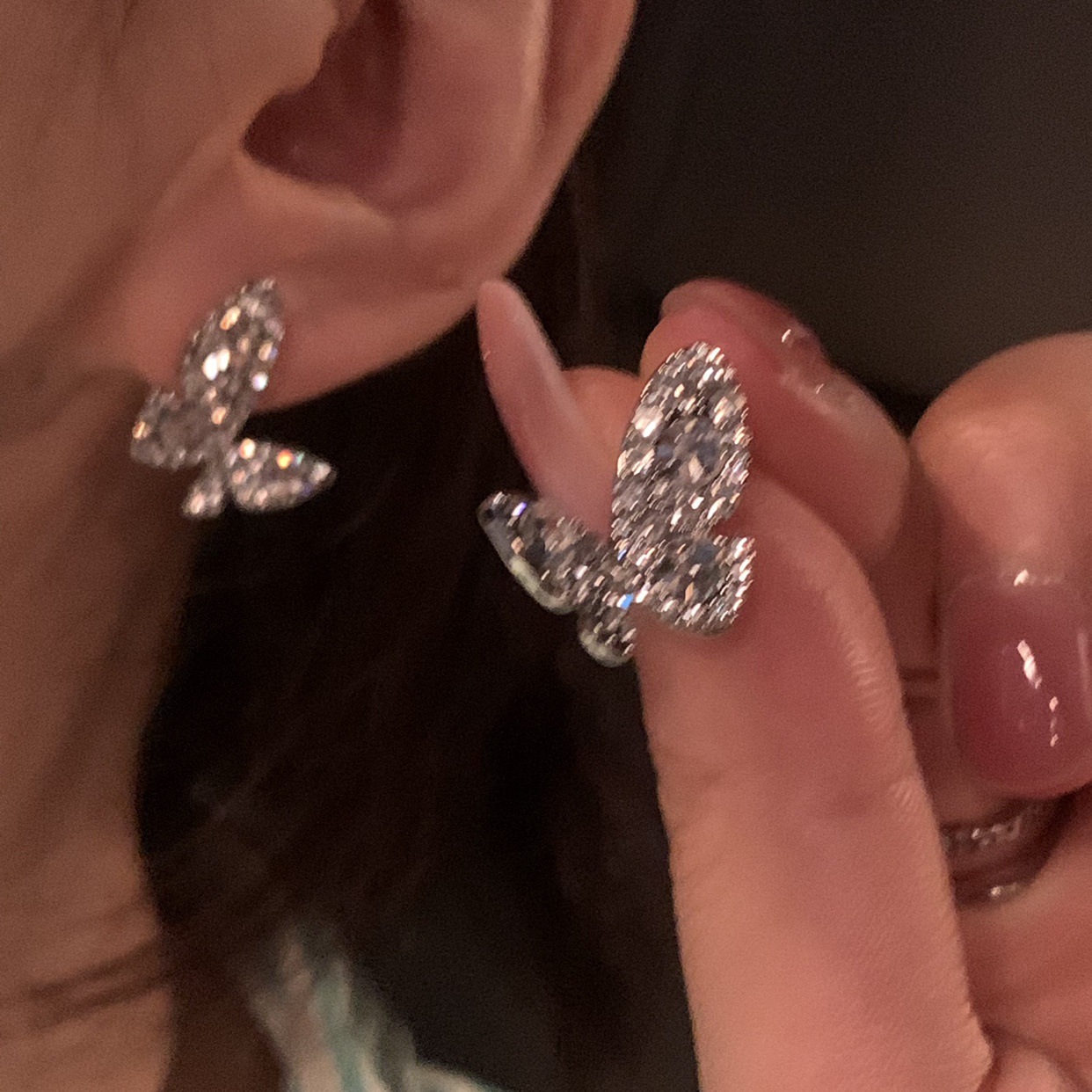 Korean-style full-diamond light luxury butterfly stud earrings, elegant socialite earrings, niche design sense, high-end cold style earrings for women Application Scenario