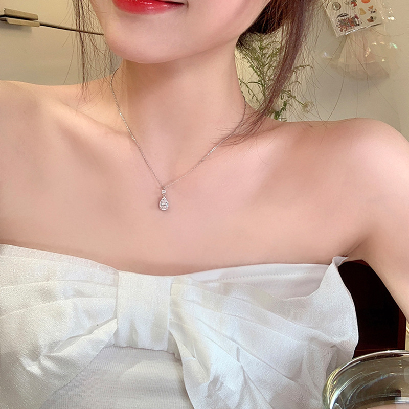 Water Drop Zircon pendant necklace for women 2024, a new bestseller with a simple and high-end look. It's a stylish collarbone chain accessory Application Scenario
