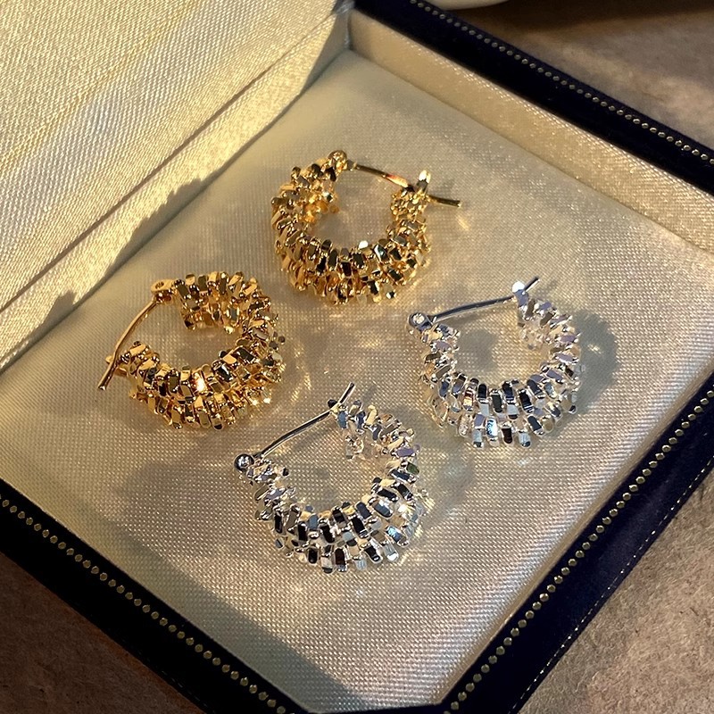 Irregular double-layer C-shaped stylish stud earrings with a sense of individuality and sophistication, fashionable earrings, unique and cold style for women, silver needles details Picture