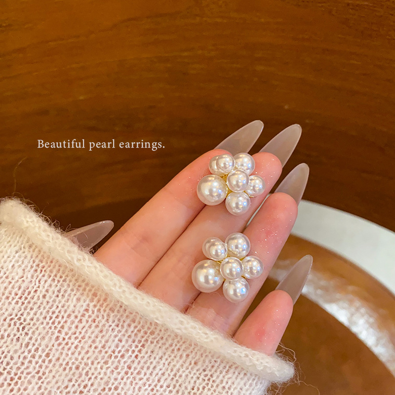 French retro pearl stud earrings, elegant court style earrings, light luxury and high-end feel, niche design sense, versatile earrings for women full figure