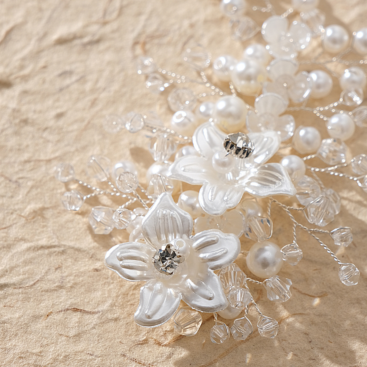 Korean bride accessories, pearl crystal hair bands, wedding updo, headwear, wedding makeup, hair accessories, acrylic flower hair bands Application Scenario