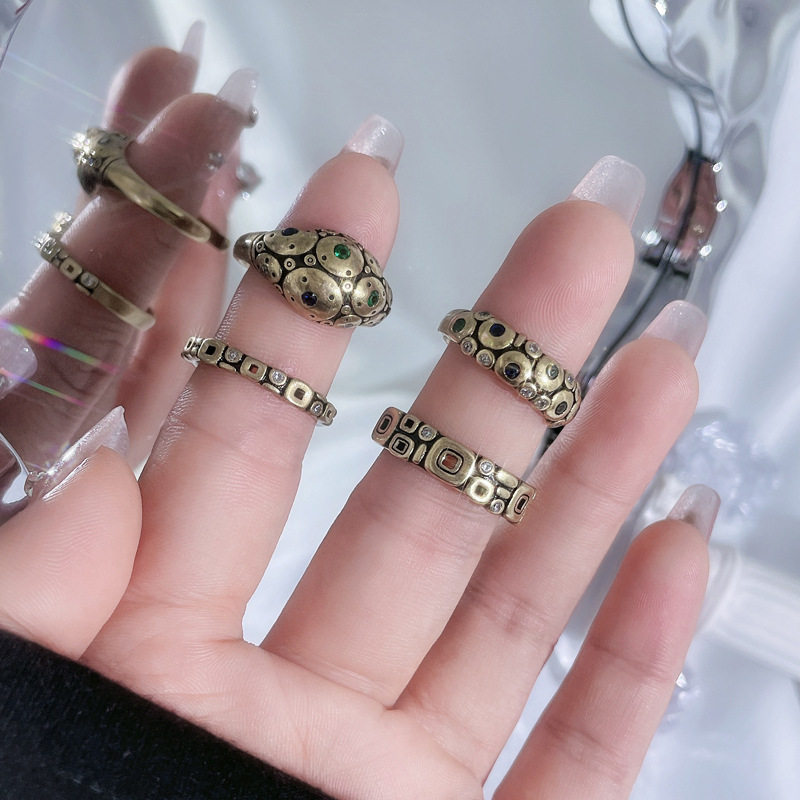 This vintage, aged, colored diamond, bronze open-top ring is a niche design for women with a cold and unique style on Instagram Application Scenario