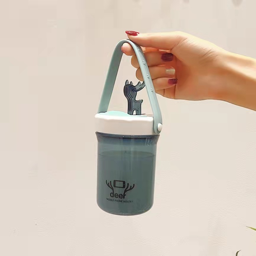 The cute little deer plastic cup is small, portable and simple. It is a direct drinking water cup that can be used hand in hand to prevent dropping. It is a student cup at hand Application Scenario