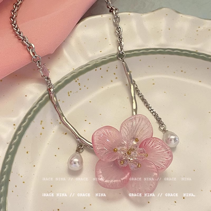 Sweet pink flower tassel necklace, a cool and feminine style, versatile and elegant collarbone chain, a high-end and light luxury bestseller Application Scenario