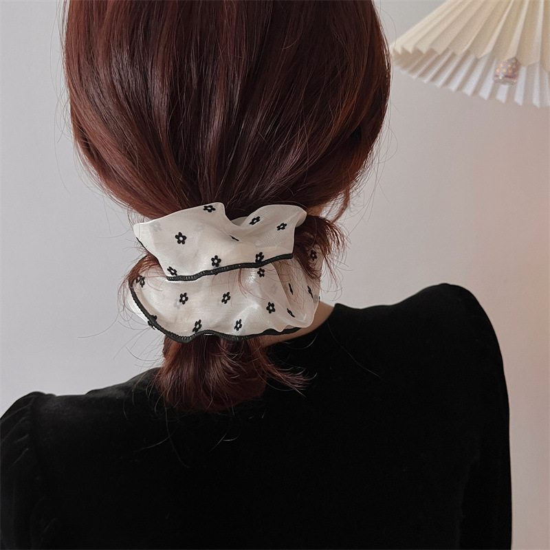 Elegant bun hairstyle, large intestine hair band, large beige hair rope, hair accessory, gauze hair tie, leather band hair accessory Application Scenario