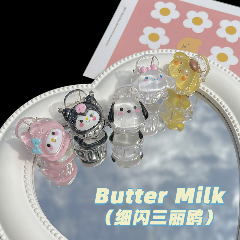 The cute and delicate Sanrio scratcher from Japan and South Korea, the transparent cinnamon dog, the Kuromi hairpin, and the high ponytail hairpin all touch the heart of a girlish girl full figure