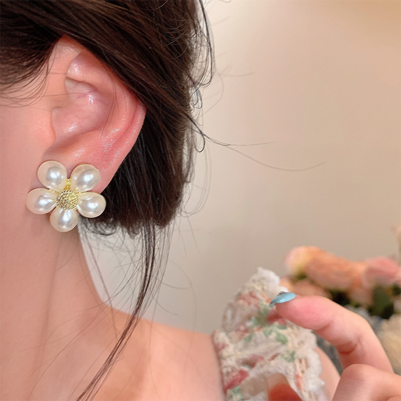 Gentle flower pearl stud earrings for women, versatile, high-end and light luxury style earrings, a unique new type of earrings in 2025 Application Scenario