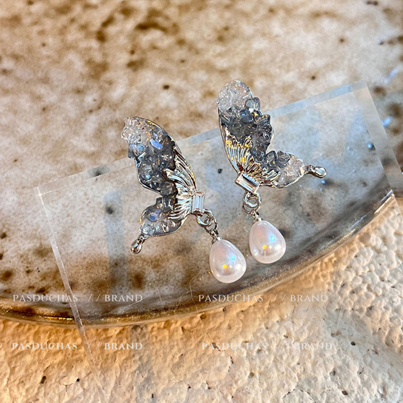 Super ethereal and dynamic crystal butterfly tassel earrings, a new spring collection of exquisite, niche and versatile pearl earrings and earrings for women Application Scenario