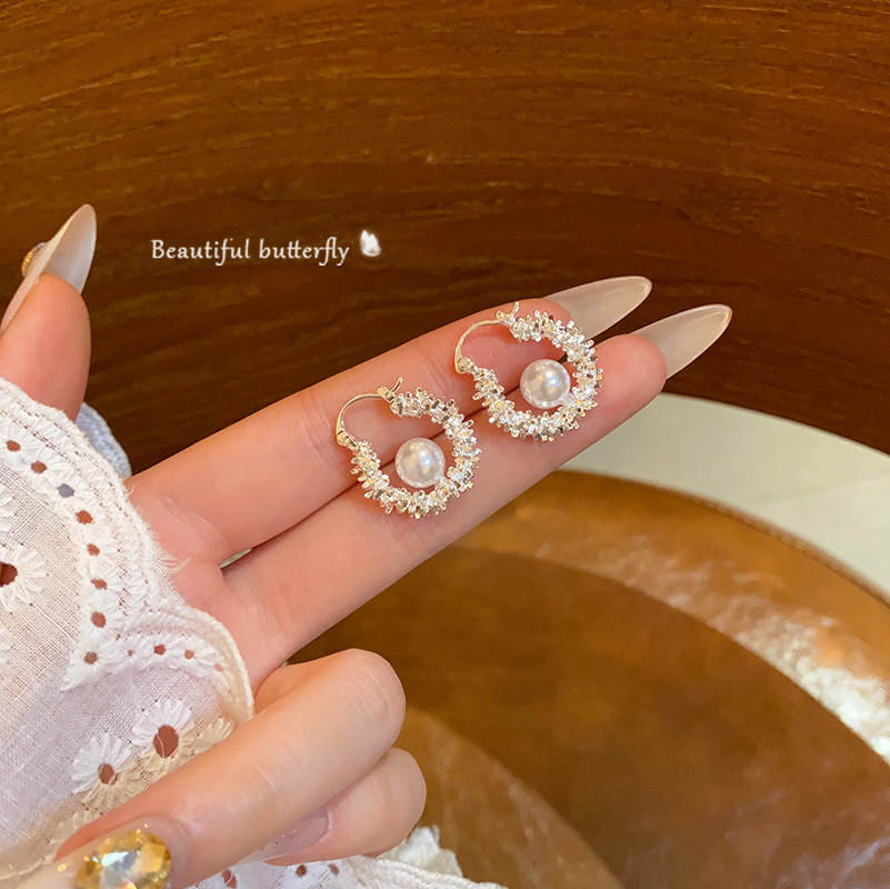 Silver pearl stud earrings, feminine, lightweight, luxurious and high-end niche earrings, 2025 new bestseller earrings wholesale full figure