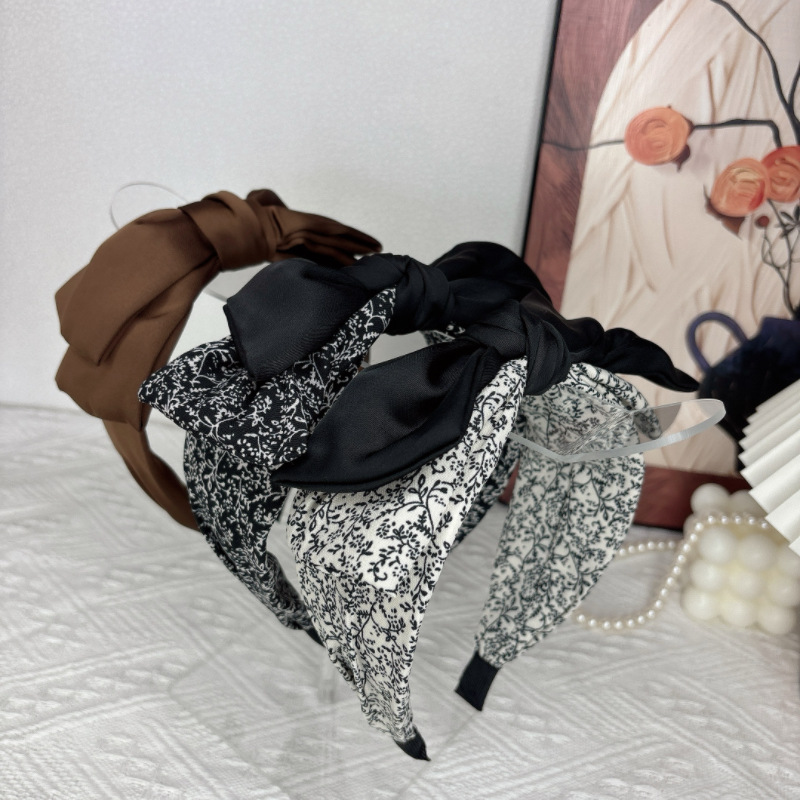 Korean-style versatile double-layer satin floral bow headband, high-end pressure-sensitive hair band, black and white stylish hairpin headwear full figure
