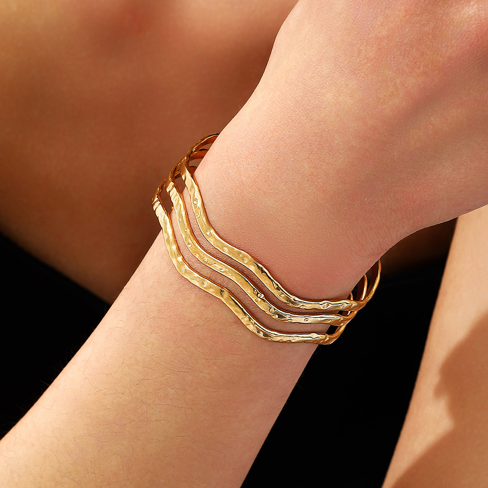 European and American women's bracelets with unique geometric lines, electroplated gold plating, cross-border bestsellers, no color fading at the opening, light luxury original design full figure