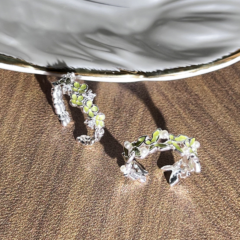 Summer fresh apple green enamel butterfly flower open ring, a fashionable, individualistic, sweet and elegant niche ring for women Application Scenario