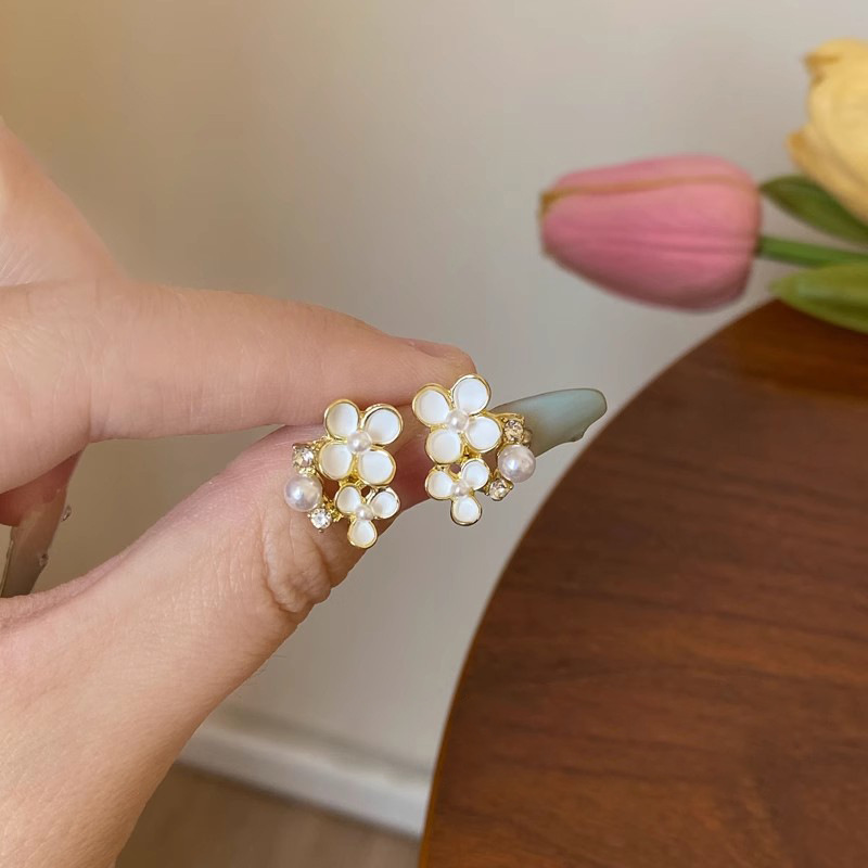 Pure white sweet gardenia flower zircon earrings, a woman's Korean-style light luxury style, small stud earrings, a sense of high-end sophistication, exquisite earrings Application Scenario