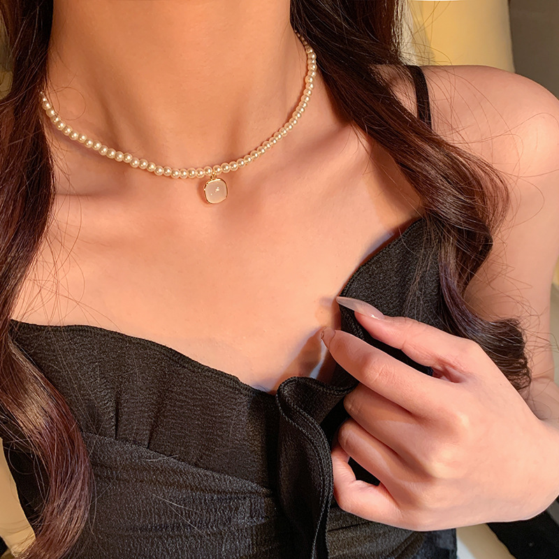 French retro geometric pearl necklace, women's light luxury, versatile and high-end collarbone chain, gentle girl sweater chain accessory Application Scenario