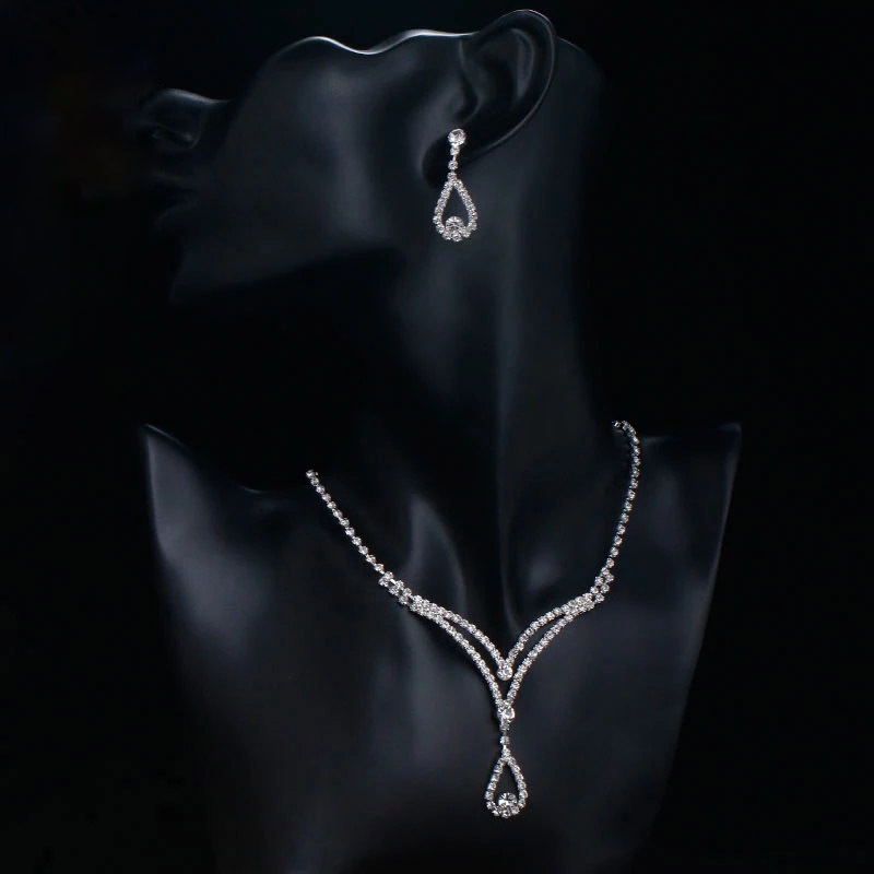 New simple water drop pendant necklace earring set for wedding accessories, European and American fashionable bridal evening dress accessories Application Scenario