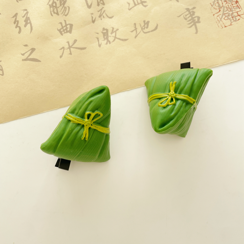 Creative and funny headwear for the Dragon Boat Festival: zongzi hairpins with bangs on the sides, cute meat zongzi hairpins with small clips for children Application Scenario