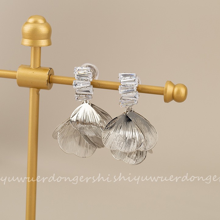 Super Flash Zircon hollow petal earrings, high-end, light luxury, niche and fashionable floral stud earrings, exquisite earrings wholesale details Picture