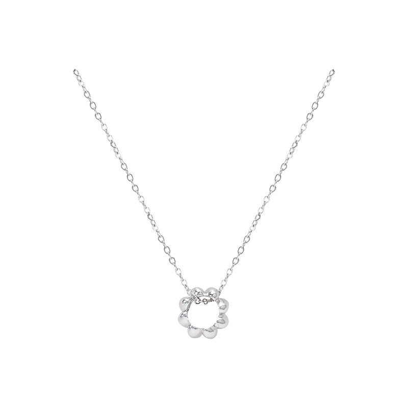 Korean-style simple circle flower necklace, light luxury and niche collarbone chain, high-end titanium steel pendant, fashionable and elegant neckchain Item Picture