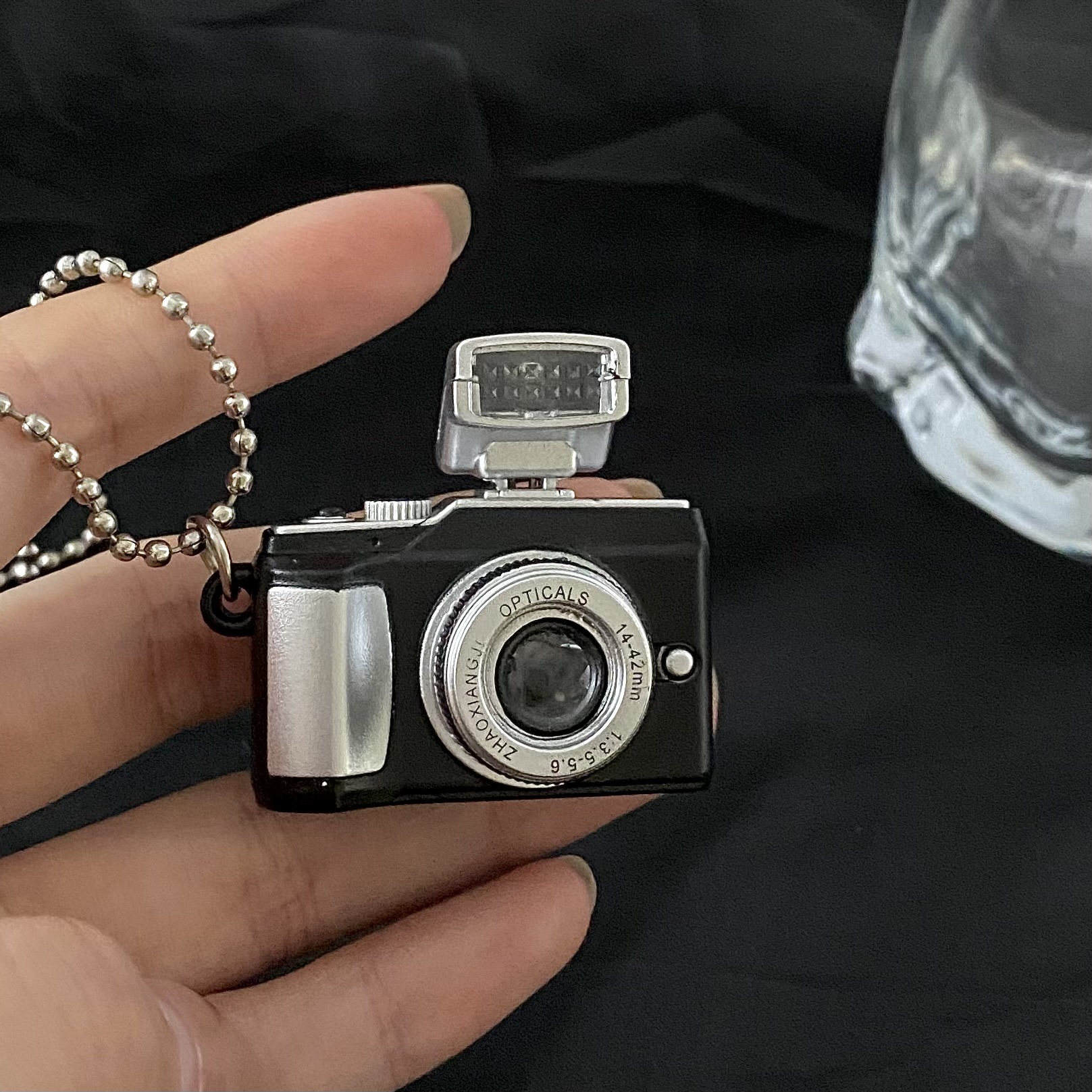 Hip-hop flash camera hoodie necklace, a long accessory for female Instagram influencers, retro, unique and versatile, a disco necklace Specification drawing