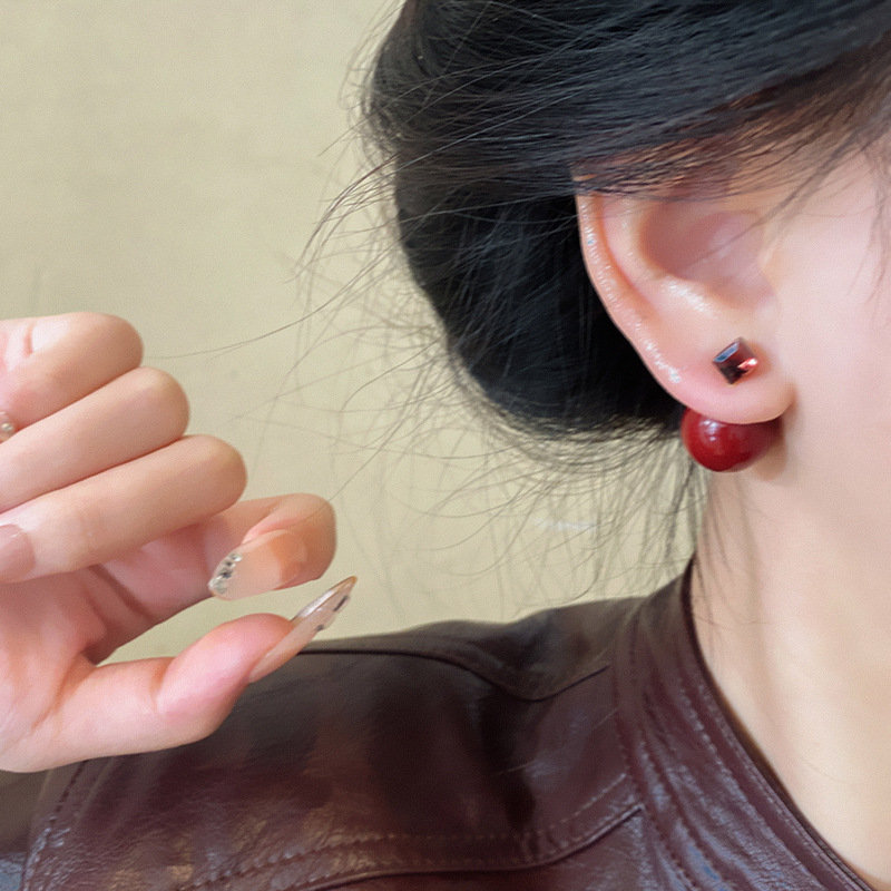 Ankela Red earrings with pearl stud earrings on both sides are a unique and light luxury item for women, exuding a high-end and retro charm Application Scenario