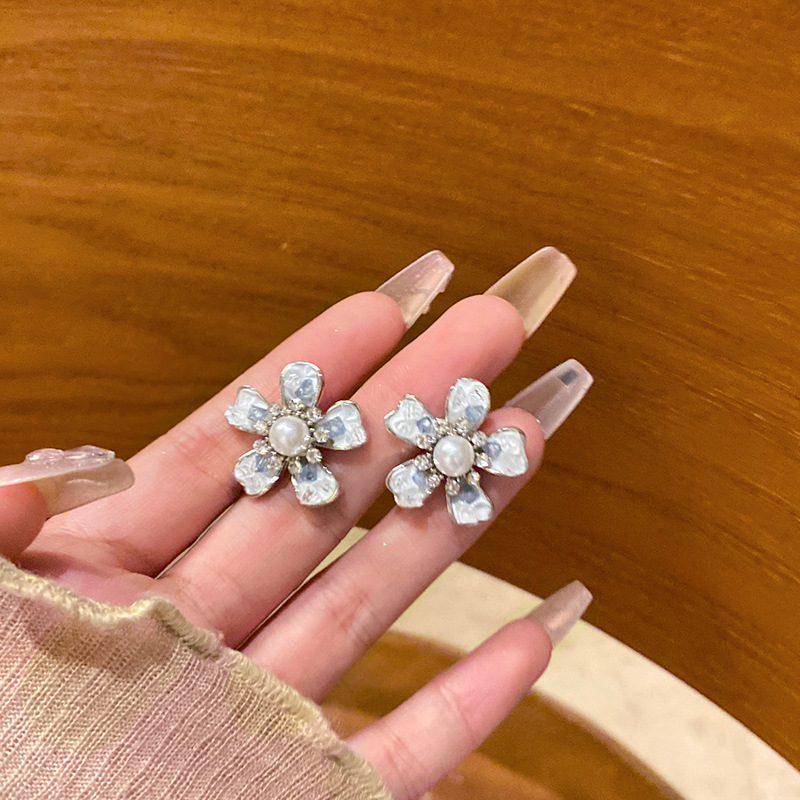 Blue gradient flower pearl earrings for women, cool, niche and high-end style earrings, light luxury, unique and best-selling earrings wholesale full figure