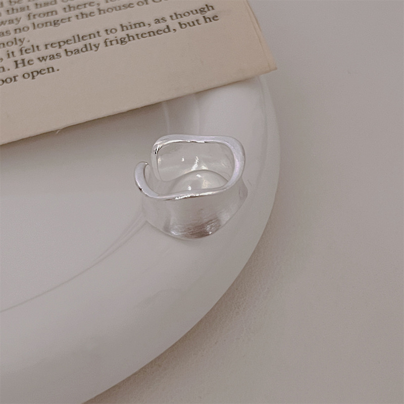 Wide matte texture exaggerated ring for women, Korean style, fashionable and niche matte irregular ring, a ring for Internet celebrities and bloggers Application Scenario