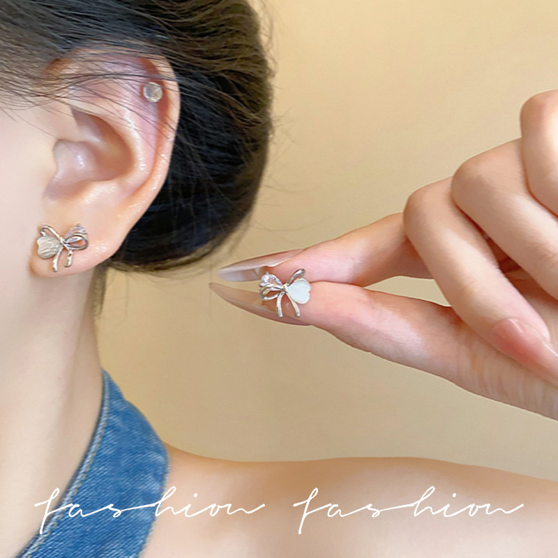 Sweet hollowed-out bow, diamond-encrusted stud earrings, delicate and light luxury earrings for women, simple and versatile forest-themed earrings and earrings details Picture
