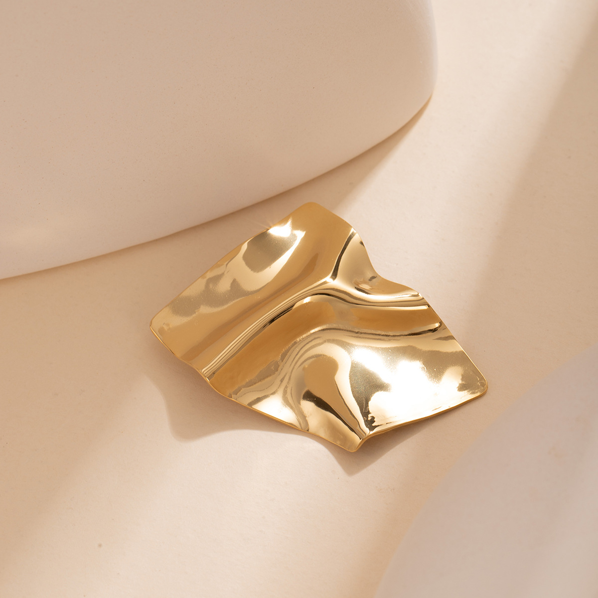 Irregular geometric grand brooch, metal pleats, minimalist and exaggerated brooch accessories, fashionable, individual and versatile decorative items Application Scenario