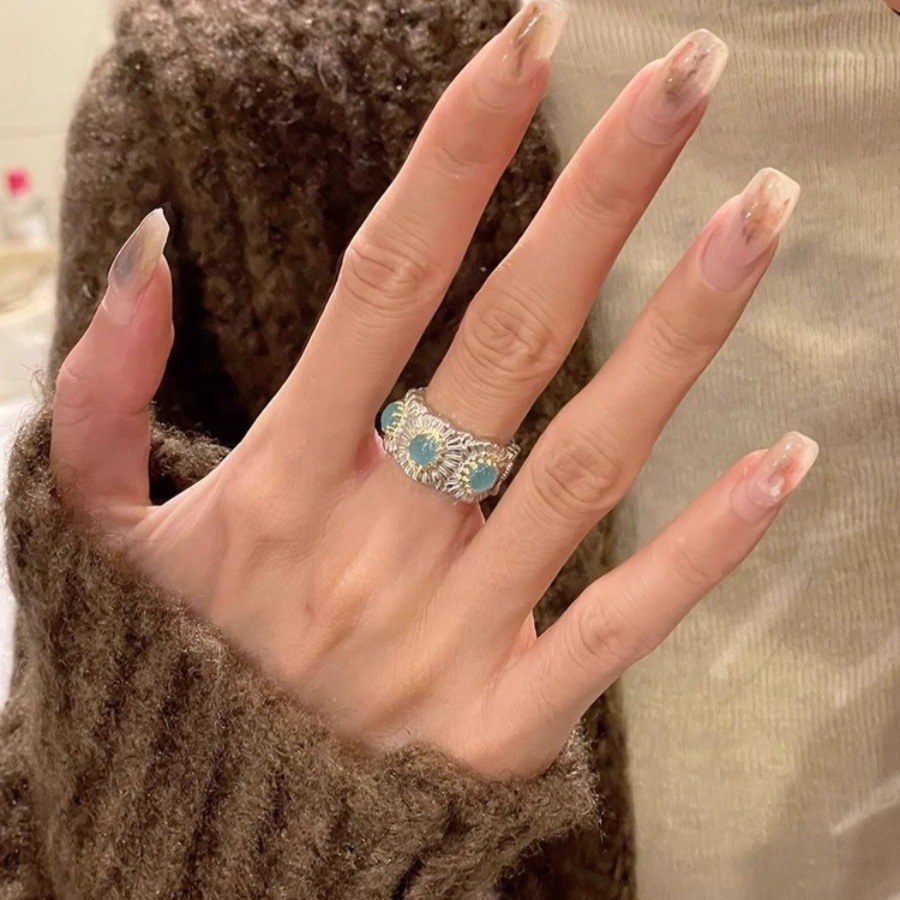 A vintage, light luxury, high-end and niche design of a Buccirati-style brushed blue sapphire Daisy ring, versatile and exquisite full figure