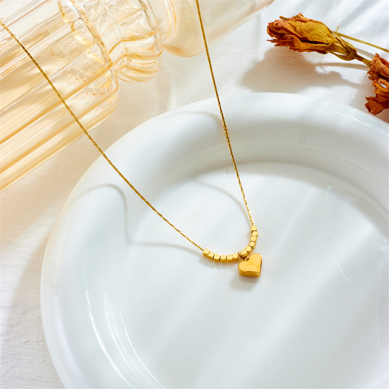 This is a fashionable, niche and unique design with a simple and high-end feel. It features a metal oil-dripping heart-cut square beaded chain necklace details Picture