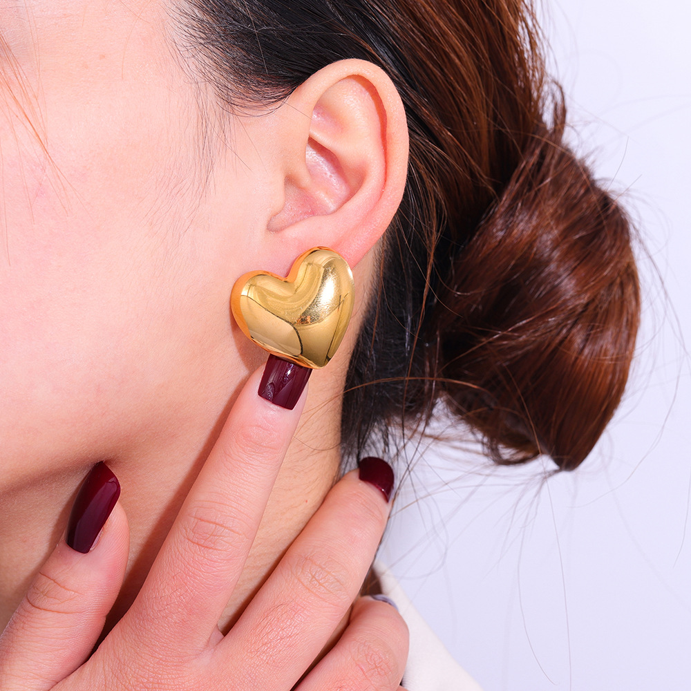 "Love Titanium Steel ear studs, a cross-border bestseller for women, minimalist, light luxury, anti-allergy, and high-end European and American ins style earrings wholesale. Application Scenario