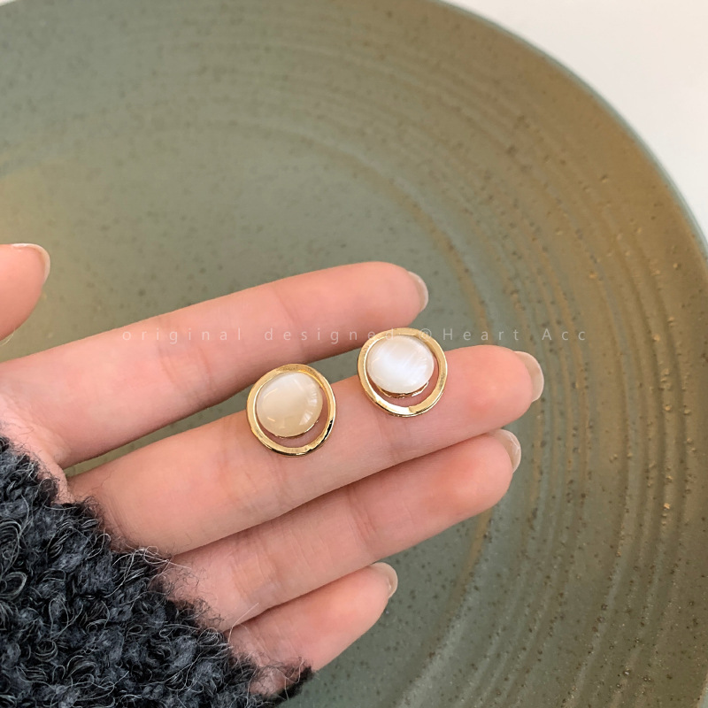 s925 silver needle, simple and versatile, circle cat's eye stone earrings, a niche design for women, fashionable and the same style of ear studs and earrings as Internet celebrities full figure